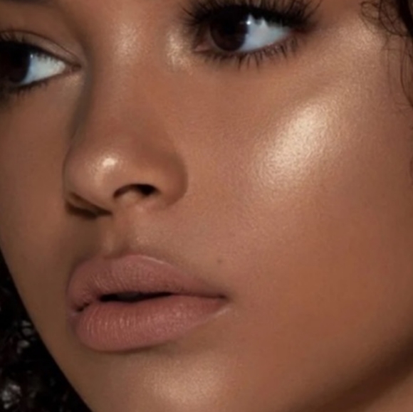 KY LIGH T. Pressed Powder - Picture 1 of 3